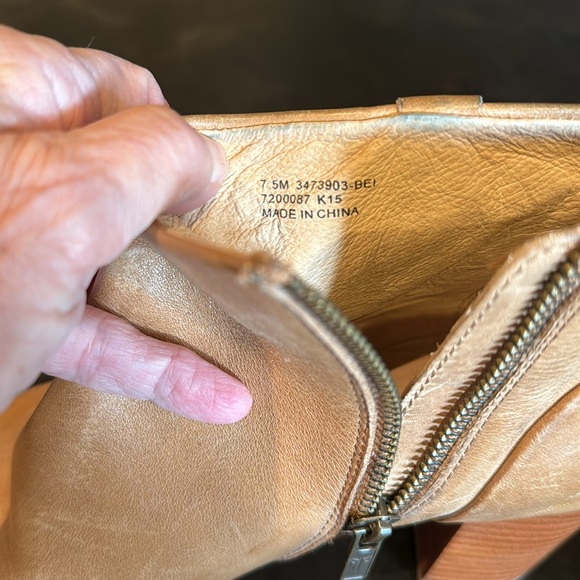 Frye bootie size 7 1/2 M. Camel - Picture 7 of 9